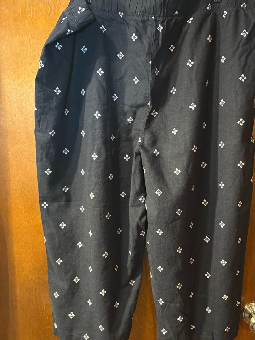 croft & barrow Black and White Floral Elastic Waist Cropped Linen Pants - Picture 3 of 4
